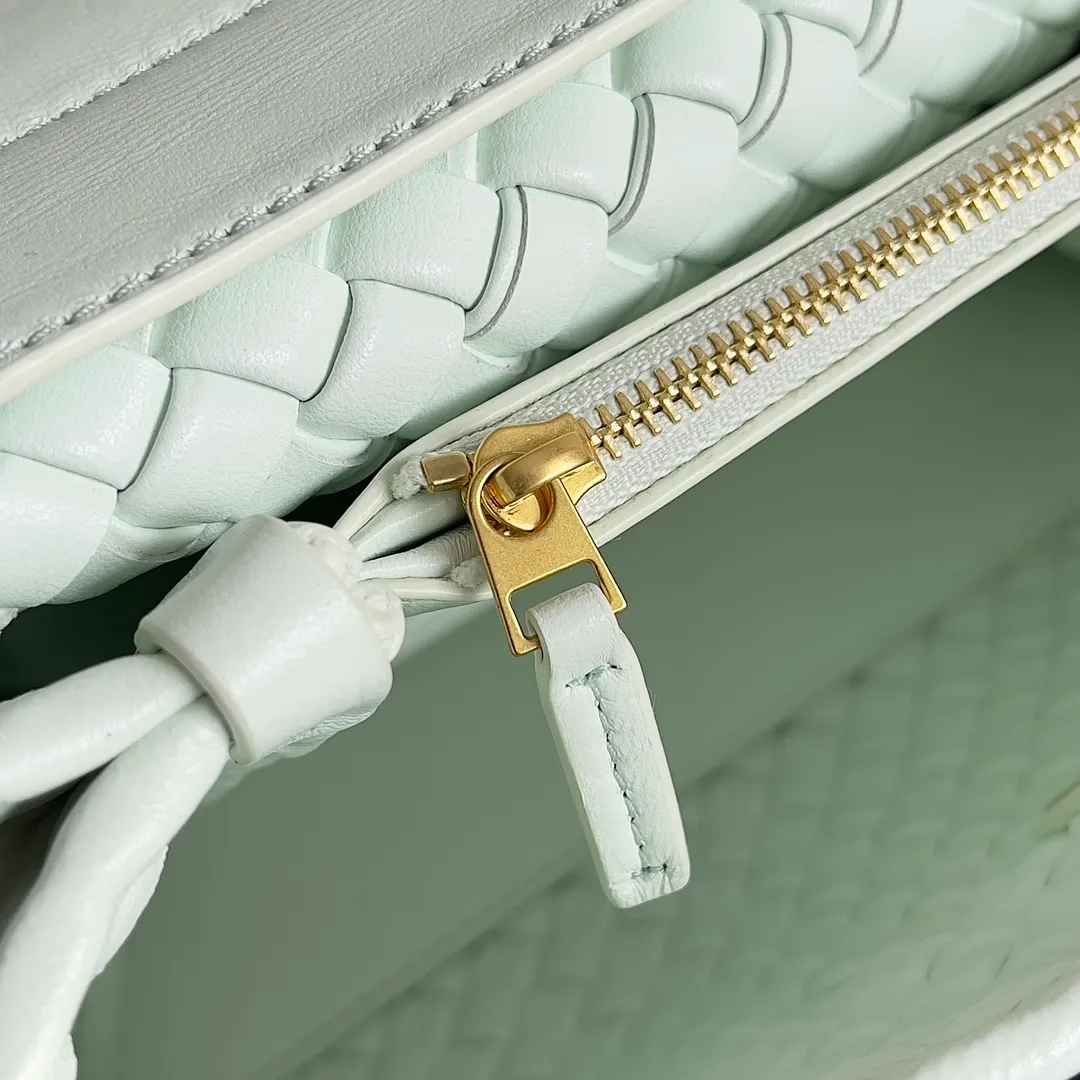 Batch 2320 BV patti bag is full of three-dimensional quilted leather strips. Low-key luxury is often hidden in details and craftsmanship. This bag opens and closes casually, and is simple and elegant overall. It is equipped with a detachable shoulder strap, which can be carried cross-body or carried by hand to match different outfits. The interior is designed with double layers and a small zippered compartment to ensure the safety of private items. No matter the capacity, shape or privacy, it is full of security when you go out. Style number: 776783 Size: 19*26*11cm